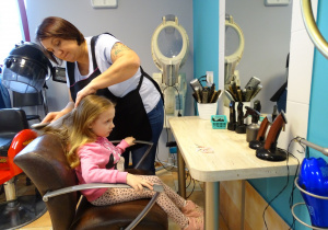 dziewczynka u fryzjera